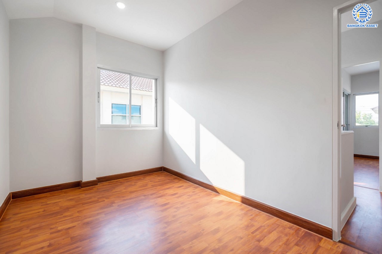 บ้านมือสองตกแต่งใหม่ ม.ศุภาลัยวิลล์ วงแหวน-รัตนาธิเบศร์ เนื้อที่ 51.1 ตร.ว. ฟังก์ชันจัดเต็ม 4 ห้องนอน 2 ห้องน้ำ 2 ที่จอดรถ Master Bedroom พร้อม Walk- in Closet ตอบโจทย์ทุกการเข้าอยู่ บนทำเลเดินทางสะดวก ใกล้ ถ.กาญจนาภิเษก เซ็นทรัลเวสต์เกต และรถไฟฟ้า "สถานีคลองบางไผ่